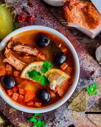 Солянка с колбасой и маслинами