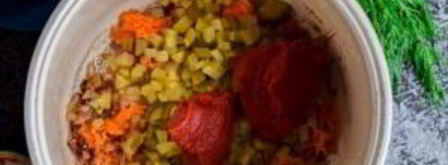 солянка с колбасой и маслинами. Шаг 5