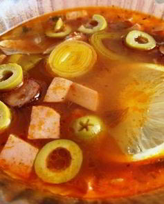 Солянка с копченой курицей