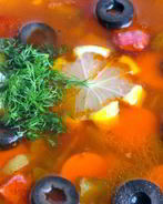 Солянка с лимоном и оливками