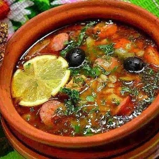 Рецепт солянки с охотничьими колбасками и каперсами