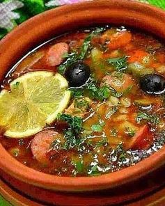 Солянка с охотничьими колбасками и каперсами