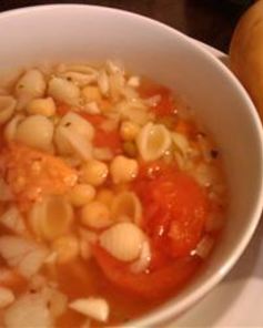 Суп из гарбанзо, помидоров и макарон