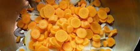 суп-пюре из чечевицы с курицей и маковыми палочками. Шаг 2