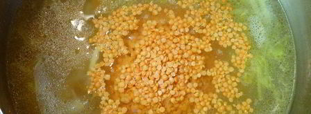 суп-пюре из чечевицы с курицей и маковыми палочками. Шаг 3