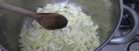 суп с помидорами, кабачками и луком. Шаг 2