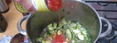суп с помидорами, кабачками и луком. Шаг 4