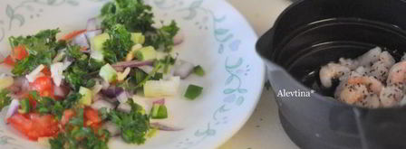 суп с томатной сальсой, креветками и авокадо. Шаг 3