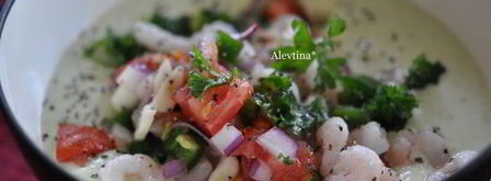 суп с томатной сальсой, креветками и авокадо. Шаг 4