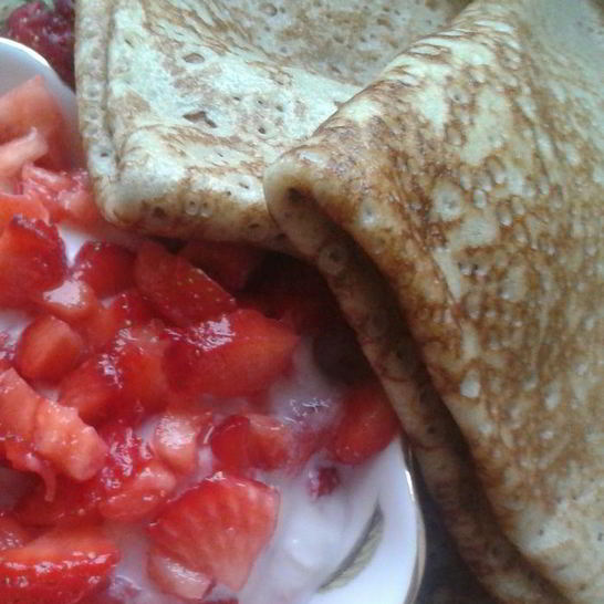 Рецепт блинчиков с рикоттой и клубникой