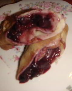 Блины с фруктами и ягодами