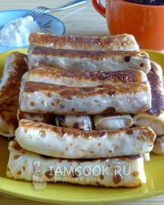 Блины с творогом, обжаренные на сливочном масле