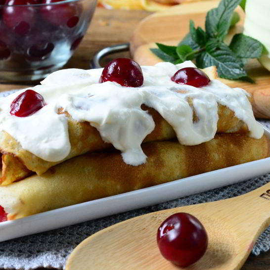 Рецепт блинов с вишней под сметаной