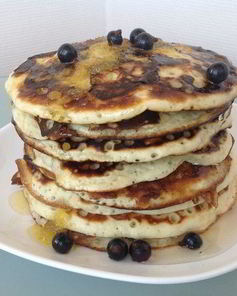 Панкейки с черной смородиной