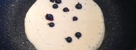 панкейки с черной смородиной. Шаг 3