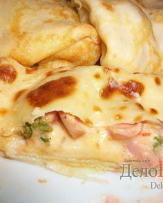 Тонкие блины с начинкой и соусом из свежих томатов