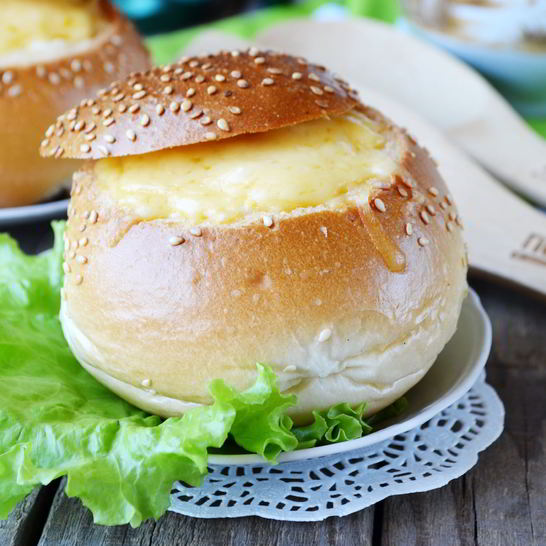 Рецепт булочек, фаршированных омлетом, на завтрак