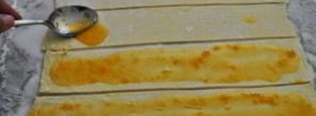 булочки из слоеного теста и яблок. Шаг 3