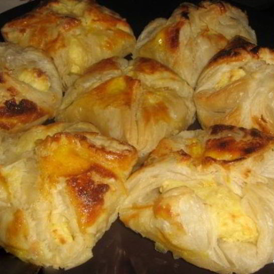 Рецепт булочек из слоеного теста с творогом