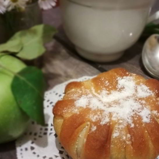 Рецепт булочек с глазированными яблоками