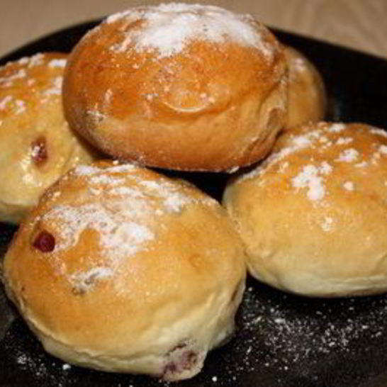 Рецепт булочек с изюмом и вишней