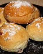 Булочки с изюмом и вишней