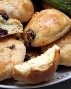 Булочки с изюмом