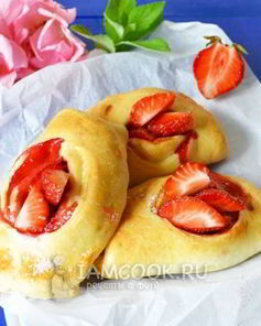 Булочки с клубникой