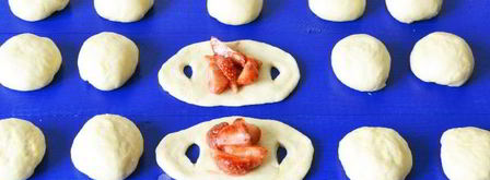 булочки с клубникой. Шаг 16