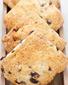 Булочки с пророщенной пшеницей, ягодами и орехами