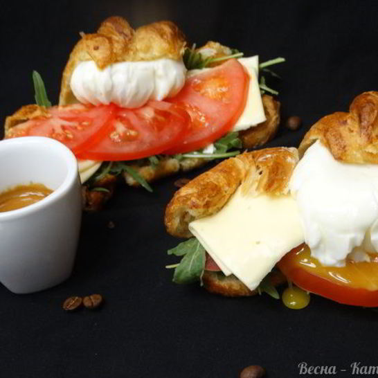 Рецепт круассана с яйцом пашот