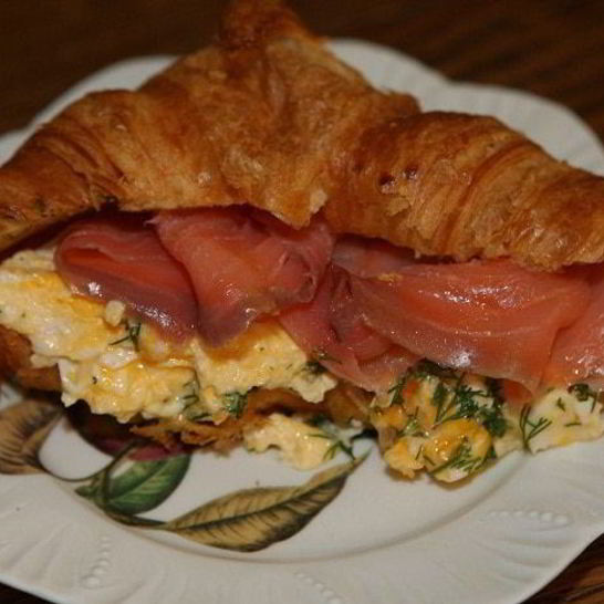 Рецепт круассанов со взбитыми яйцами, семгой и укропом