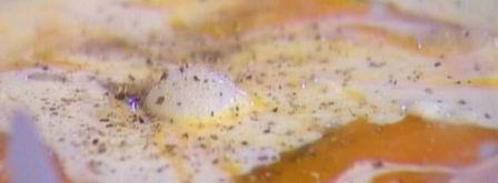 круассаны со взбитыми яйцами, семгой и укропом. Шаг 3