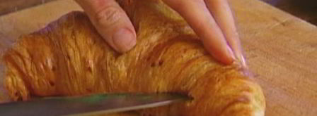 круассаны со взбитыми яйцами, семгой и укропом. Шаг 5