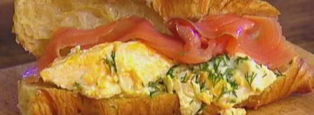 круассаны со взбитыми яйцами, семгой и укропом. Шаг 6