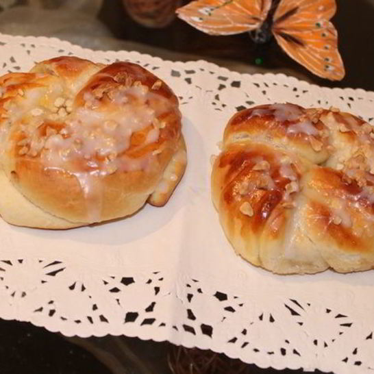 Рецепт плюшек с яблоком и сгущенкой