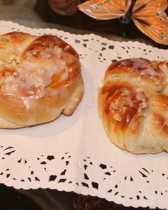 Плюшки с яблоком и сгущенкой