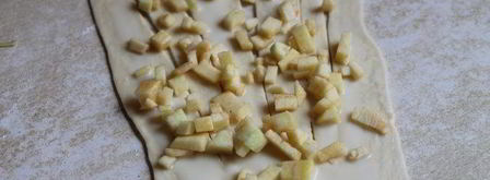 плюшки с яблоком и сгущенкой. Шаг 5