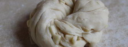 плюшки с яблоком и сгущенкой. Шаг 8