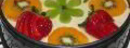 чизкейк без выпечки с сыром маскарпоне, клубникой и фруктами. Шаг 7