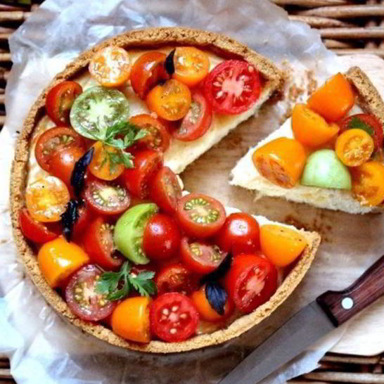 Рецепт чизкейка с сыром джюгас и помидорным салатом