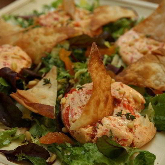 Рецепт чизкейков со сладким перцем на листьях салата