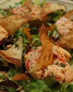 Чизкейки со сладким перцем на листьях салата