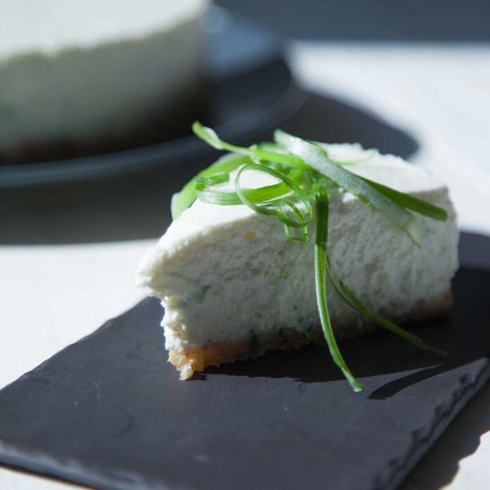 Рецепт несладкого чизкейка с фетой и луком