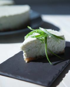 Несладкий чизкейк с фетой и луком