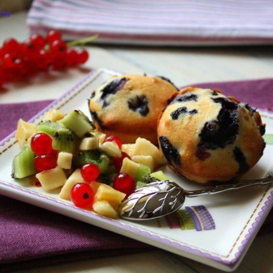 Рецепт черничных кексов с фруктовым салатом