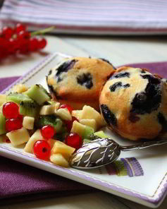 Черничные кексы с фруктовым салатом