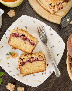 Кекс со сливами и хрустящим штрейзелем