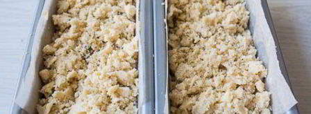 кекс со сливами и хрустящим штрейзелем. Шаг 12