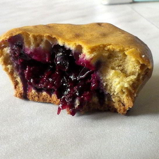 Рецепт летних кексов с малиной и черной смородиной